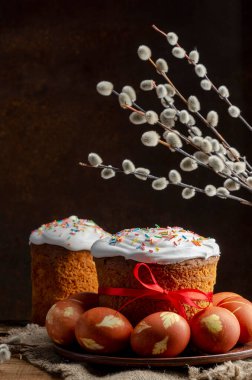 Soğanlı Paskalya pastası söğüt ağacıyla boyanmış yumurta, Rus Ortodoks