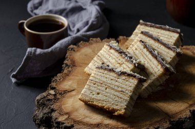 Siyah arkaplanda Baumkuchen, baumkuchen dilimi
