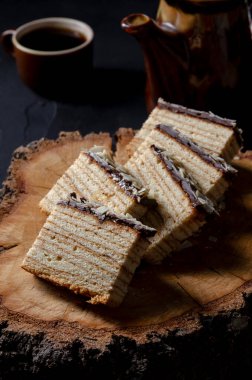 Siyah arka planda Baumkuchen, çikolatalı baumkuchen dilimi.
