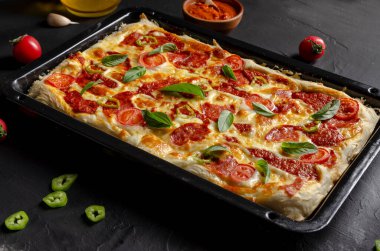 Detroit usulü pizza. Soslu kare biberli pizza..