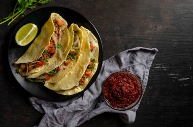 Meksika birria tacoları, limon ve biber soslu quesabirria.