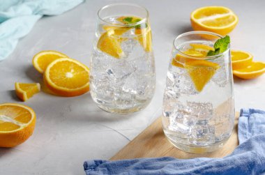 Portakal, nane ve buzlu sert maden suyu kokteyli..