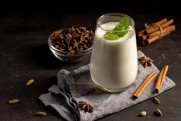 Lassi, lassie - indiai joghurt ital fűszerrel sötét alapon — Stock Fotó