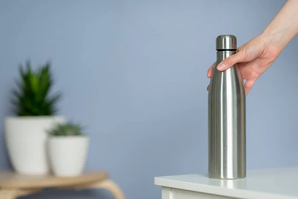 Woman Hold Steel Water Bottle Table Home Zero — Stock Photo, Image