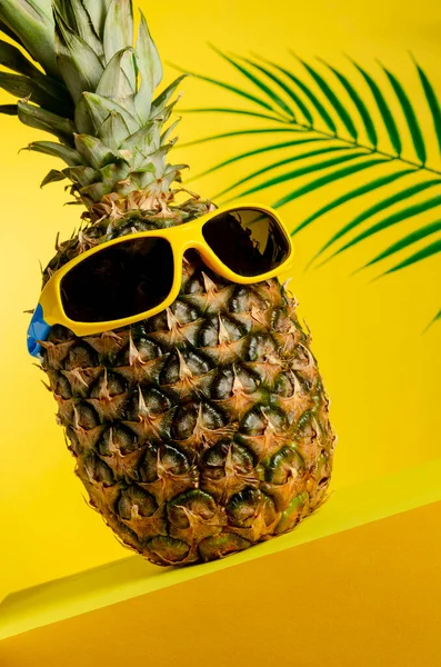 Ananas Negli Occhiali Sole Giallo — Foto Stock