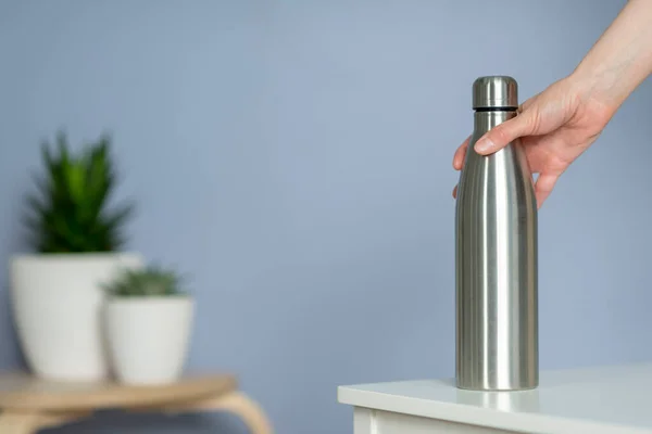 Mujer Sostiene Botella Agua Acero Mesa Casa Cero Imagen De Stock