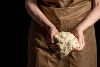 Soğanlı hamurlu kadın. Ekmek pişirme kavramı.