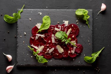 Parmesanlı, fındıklı, roka ve zeytinyağlı sarımsaklı pancar carpaccio. Vejetaryen yemeği.