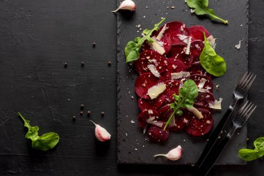 Parmesanlı, fındıklı, roka ve zeytinyağlı sarımsaklı pancar carpaccio. Vejetaryen yemeği.