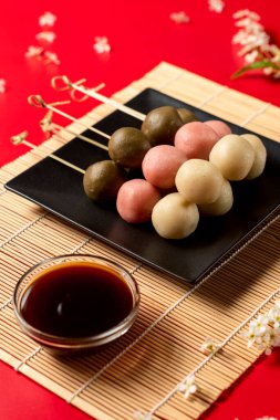 Japon Dango çok renkli tatlı kabartma tatlı soya sosu.