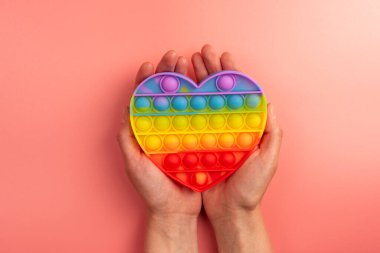 Pembe arka plandaki çocuk için oyuncak yap. Anlaşıldı.