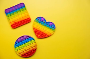 Sarı arka planda çocuk oyuncağı olsun..