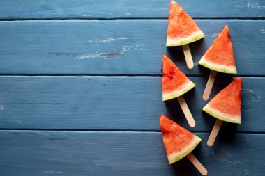 Dilimlenmiş karpuz. Kırsal mavi masada dilimler. Boşluğu kopyala.