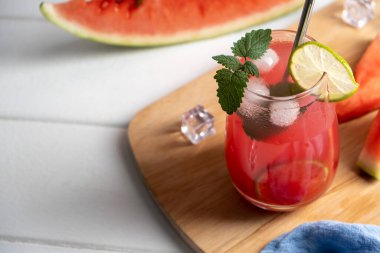 Yaz ferahlatıcı karpuzlu mojito kokteyli.