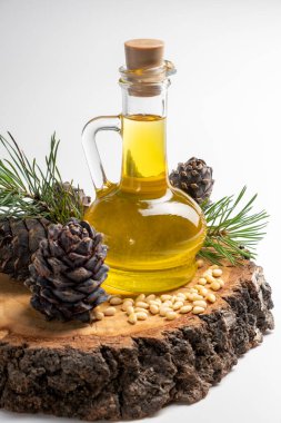 Çam fıstığı yağı, kabuğu soyulmuş çam fıstığı ve kozalaklı beyaz.