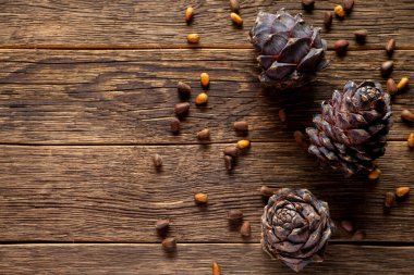 Köy ahşabı üzerinde çam fıstığı ve sedir kozalakları