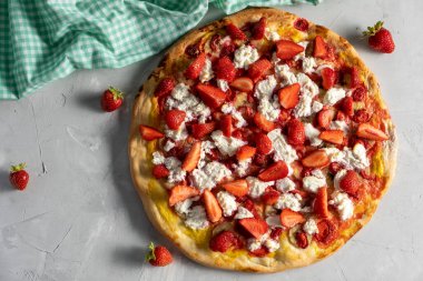 Ricotta peyniri ve mango soslu çilekli ve muzlu pizza..