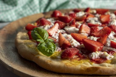 Ricotta peyniri ve mango soslu çilekli ve muzlu pizza..