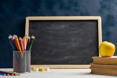 Çerçevesinde yazı için boşluk olan siyah karatahta. Eğitim kavramı.