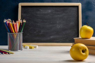 Çerçevesinde yazı için boşluk olan siyah karatahta. Eğitim