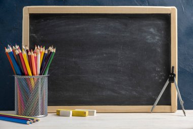 Çerçevesinde yazı için boşluk olan siyah karatahta. Eğitim