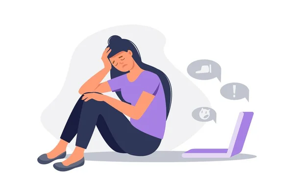 沮丧的女人坐在笔记本电脑屏幕前的地板上 周围都是信息泡沫 社交网络中的网络欺凌和在线虐待概念 矢量平面卡通画 — 图库矢量图片