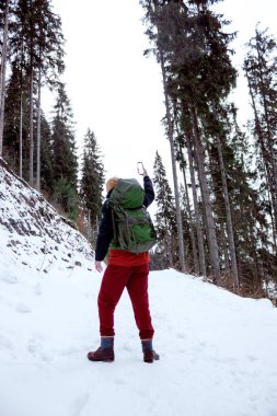 Sırt çantası kış dağlarında gezici bir ağ arıyor. Turist sinyali yakalamak için başının üstünde akıllı bir telefonla elini kaldırır. Sinyal yok, iletişim yok, vahşi doğada servis yok.