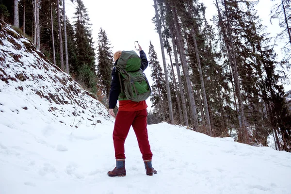 Backpacker Searching Mobile Network Winter Mountains Tourist Raises Hand Smartphone — Stock Photo, Image