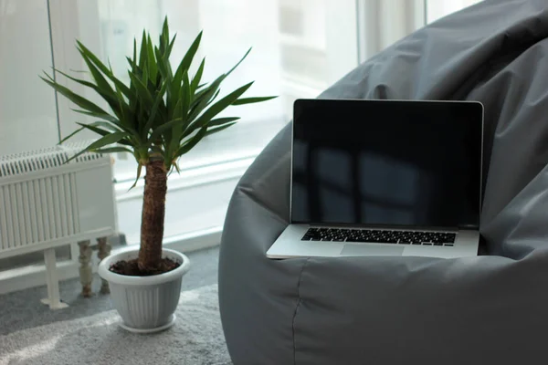Abra Laptop Com Uma Tela Preta Vazia Para Mockup Cadeira — Fotografia de Stock