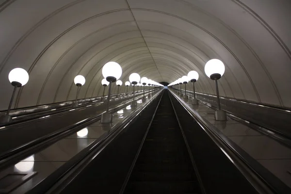 Moskova Metropolitain, Kalinininsko Solncnevskaya hattı, Park Pobedy istasyonu, 2003 yılında açıldı.