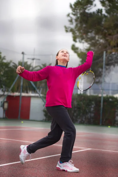Ragazza giocare a tennis — Foto Stock