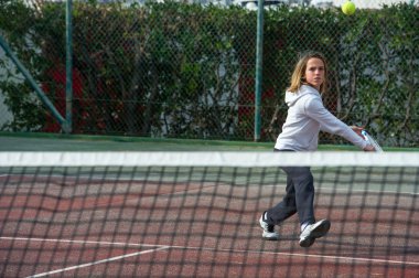 Raket tenis kortunda kızla atlet