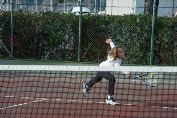 Chica con raqueta en pista de tenis — Foto de Stock