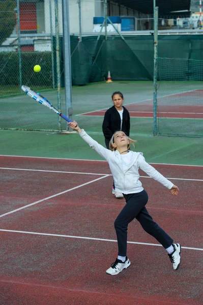 Holky v tréninku tenisu — Stock fotografie