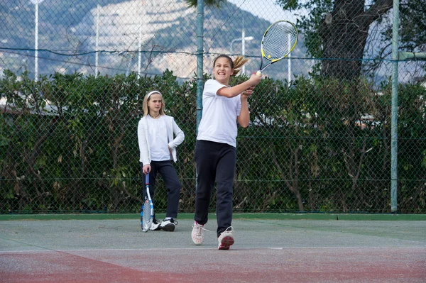 Meisjes in opleiding tennis — Stockfoto