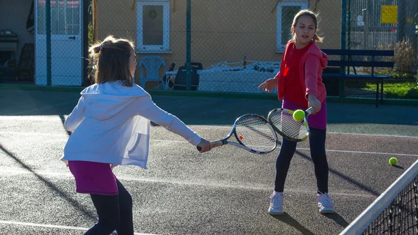 Niñas en el entrenamiento de tenis —  Fotos de Stock