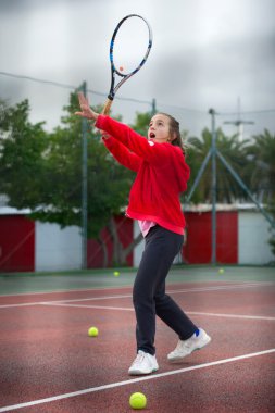 Raket tenis kortunda kızla