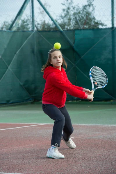 Sportlerin mit Schläger auf Tennisplatz — Stockfoto