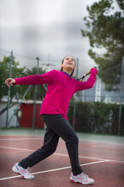 Chica con raqueta en pista de tenis —  Fotos de Stock