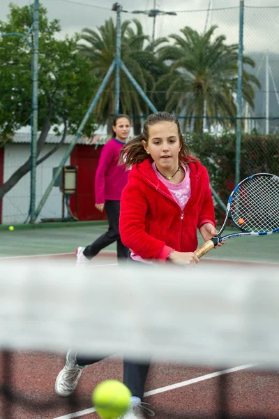 Flickor i utbildningen tennis — Stockfoto