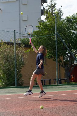 Raket tenis kortunda kızla atlet