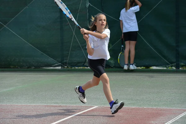 Kızlar eğitim Tenis — Stok fotoğraf