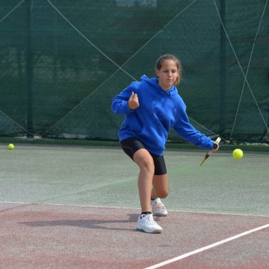 Raket tenis kortunda kızla