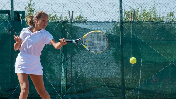 Девушка во время капельки тенниса — стоковое фото