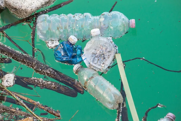 Plastic bottles that pollute — Stock Photo, Image