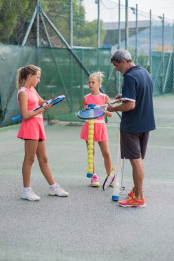 Eğitmen Tenis eğitimi sırasında çocuklu