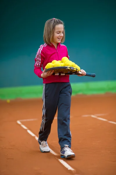 Meisje op opleiding tennis — Stockfoto