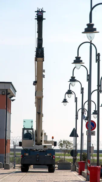 Grúas mecanizadas en puerto — Foto de Stock