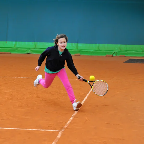 Sporcu kız eğitim Tenis açık — Stok fotoğraf