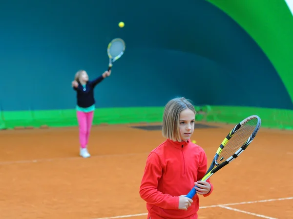 Flickor i utbildningen tennis — Stockfoto